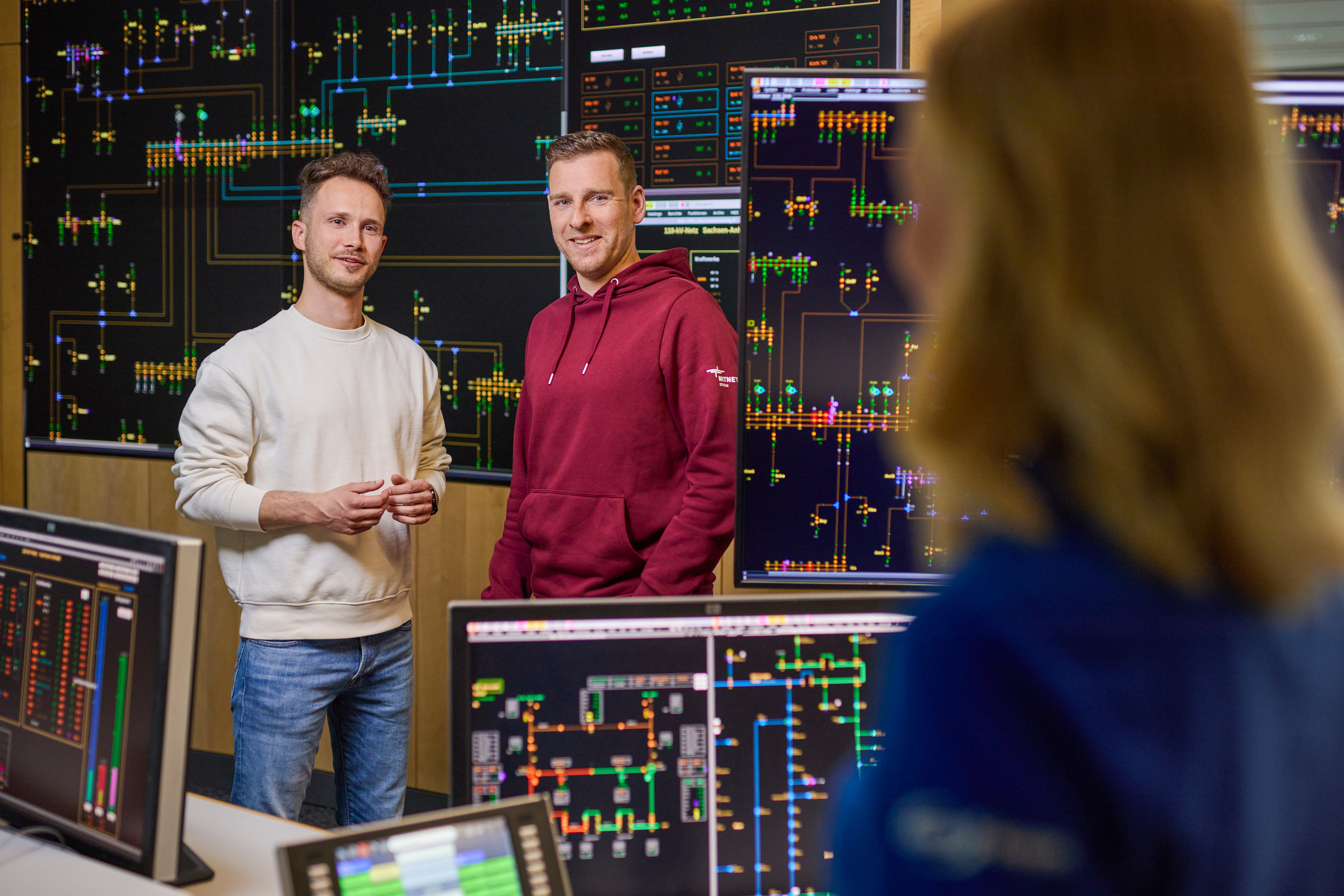 2 Männer vor einem Schaltplan