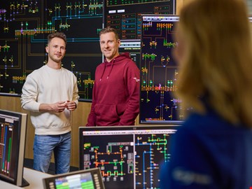 2 Männer vor einem Schaltplan 2 Männer vor einem Schaltplan