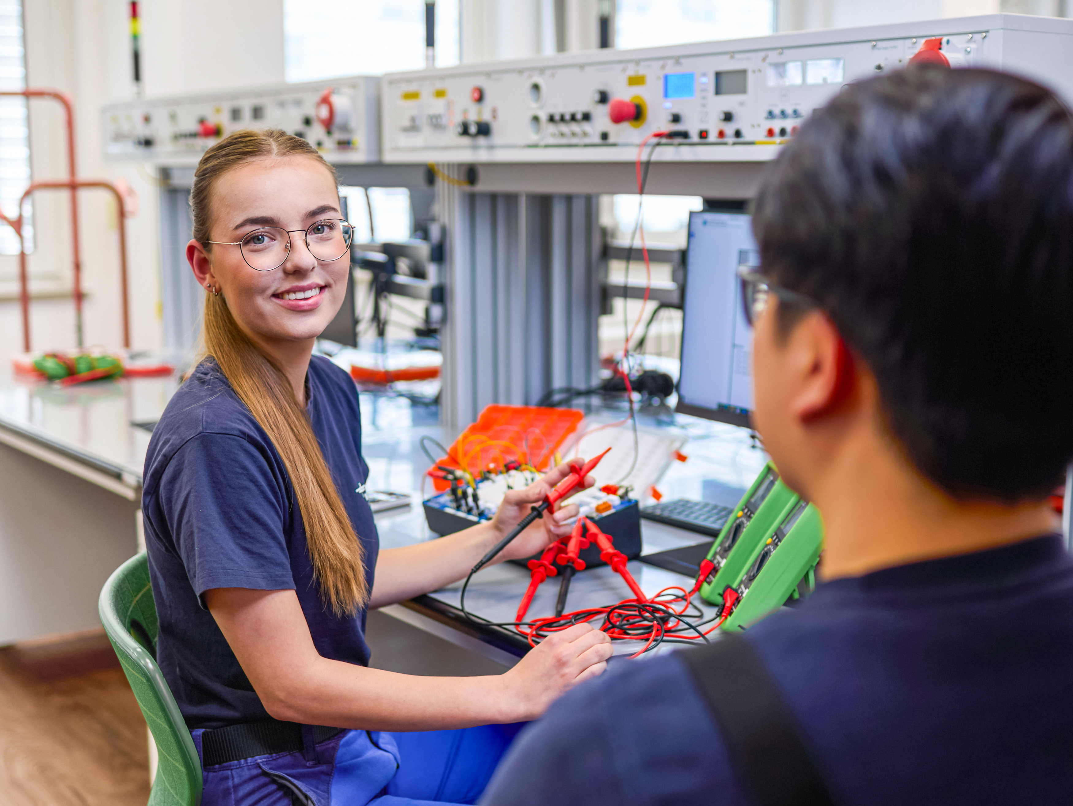 junge Frau an ihrem Arbeitsplatz
