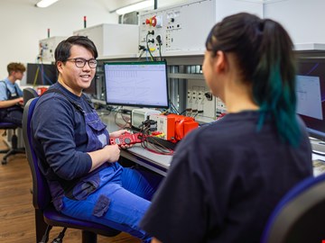 azubi-messgeraet Auszubildender am Arbeitsplatz mit einem Messgerät in der Hand