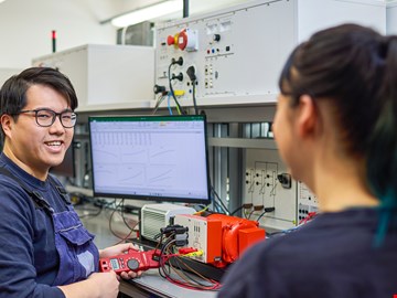 azubi-messgeraet Auszubildender am Arbeitsplatz mit einem Messgerät in der Hand