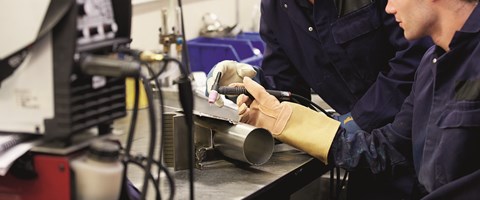 ENV-V-PE0092B_RZ_Azubi_Anlagenmechaniker_iStock-460180957_s_WEB ENV-V-PE0092B_RZ_Azubi_Anlagenmechaniker_iStock-460180957_s_WEB