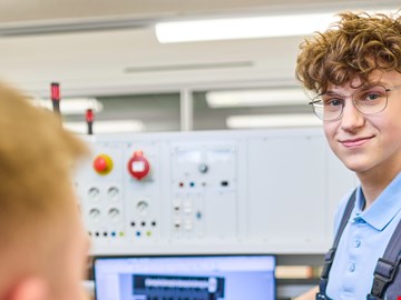 mann-pc ein Auszubildender zeigt etwas an einem Monitor