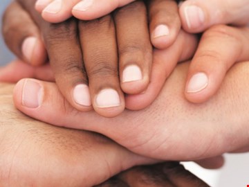 8-hände-liegen-übereinander 8-hände-liegen-übereinander