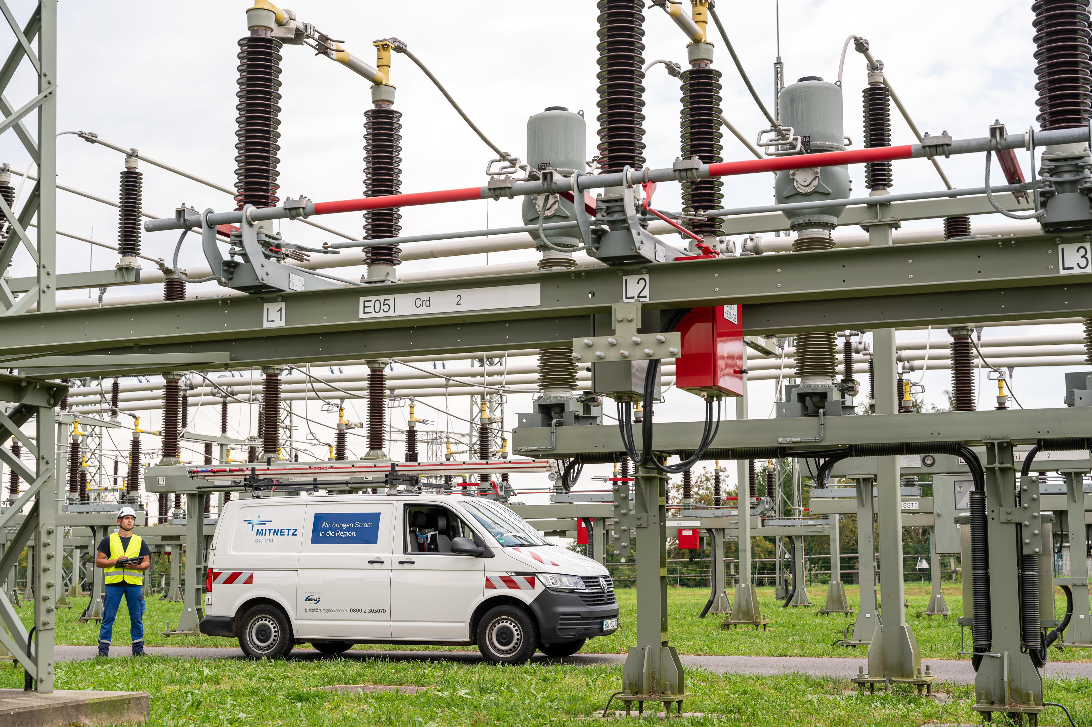 Auto von MITNETZ STROM in einem Umspannwerk mit einem Kollegen