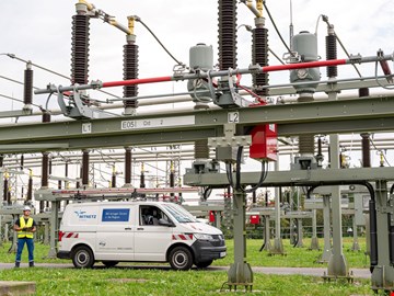 elektrotechnisch unterwiesene Person Auto von MITNETZ STROM in einem Umspannwerk mit einem Kollegen