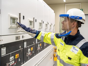Schaltberechtigung Kollege von MITNETZ STROM an einem Schaltschrank