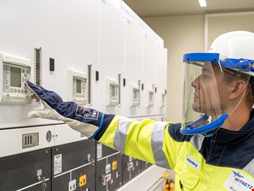 Schaltberechtigung Kollege von MITNETZ STROM an einem Schaltschrank
